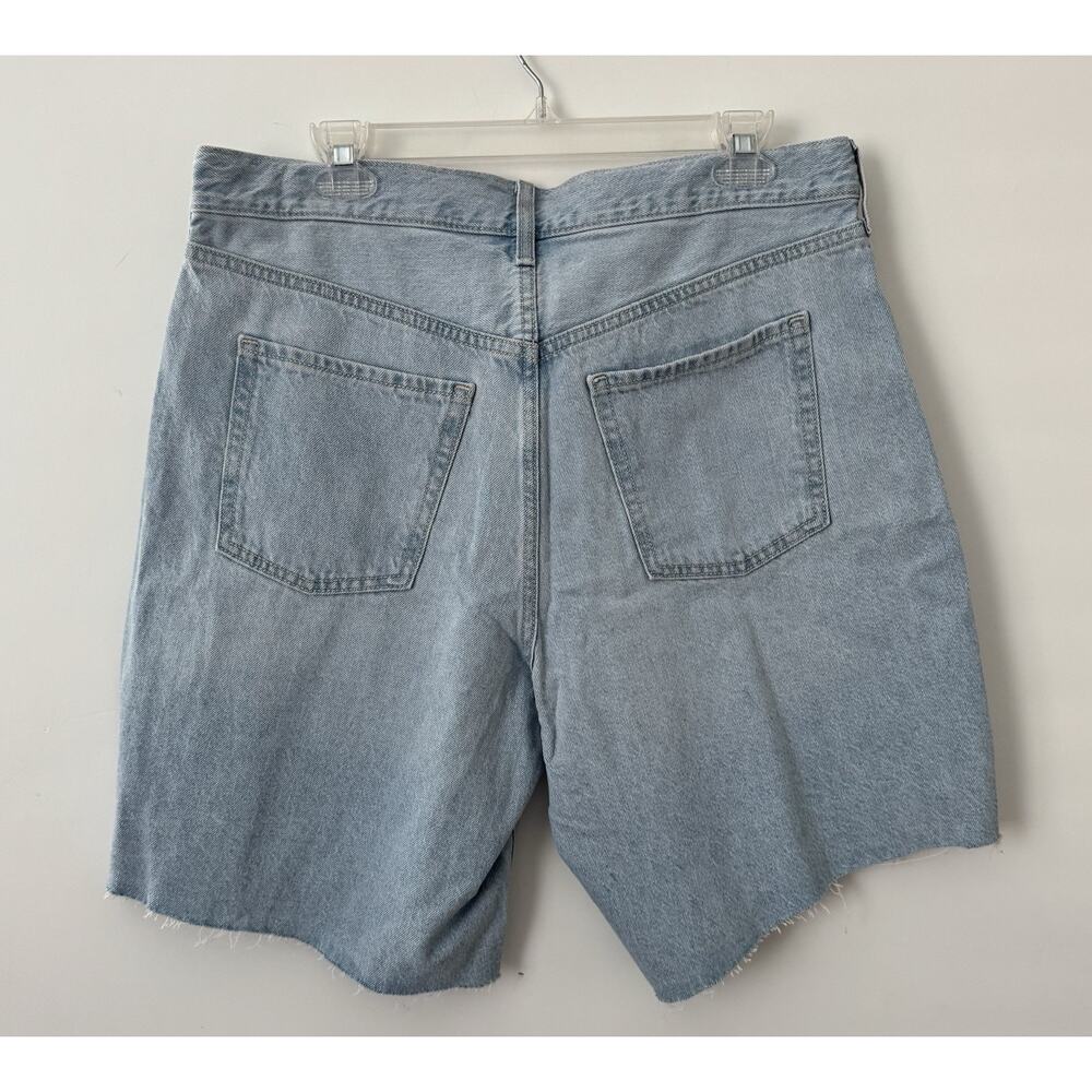 Old Navy Womens Mid Rise Baggy Cut Off Jean Bermuda Shorts Light Dip Size 10 NWT - Picture 2 of 5